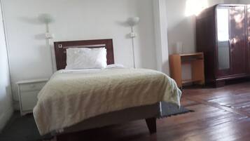 Habitación individual básica | Camas con efecto memoria y caja de seguridad en la habitación