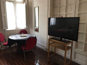 Dobbeltrom | Memory foam-senger, safe på rommet og blendingsgardiner