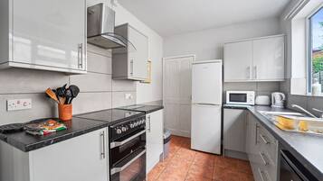 Comfort House | Private kitchen | Fridge, dishwasher, toaster, cookware/dishes/utensils