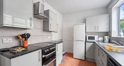 4 Bed Homely Retreat - Wolverhampton