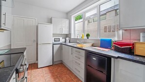 Unclassified image, 3 of 9, button - 4 Bed Homely Retreat - Wolverhampton (Wolverhampton)