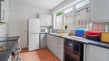 Rumah Comfort | Dapur pribadi | Lemari es, mesin pencuci piring, dan pemanggang roti