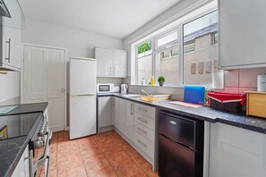 Comfort House | Private kitchen - 4 Bed Homely Retreat - Wolverhampton (Wolverhampton)