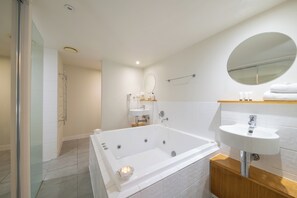 Een douche, een bubbelbad, een haardroger, handdoeken