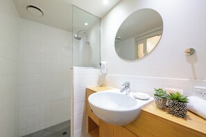 Een douche, een bubbelbad, een haardroger, handdoeken
