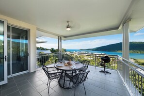Outdoor dining - Paradise Palms (Airlie Beach)