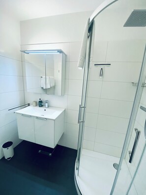 Dusche, Haartrockner, Handtücher, Seife