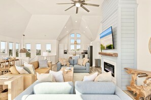 Smart TV, chimenea, libros y videoteca