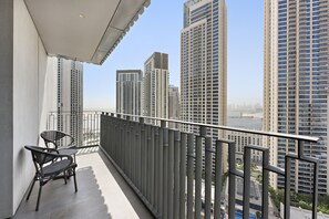 Deluxe Apartment | Balcony - WelHome - Stunning Apartment With Sea Views in Creek Harbour (Dubai)