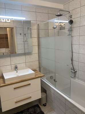 Panoramic Apartment | Bathroom | Combined shower/tub, hair dryer, towels, soap