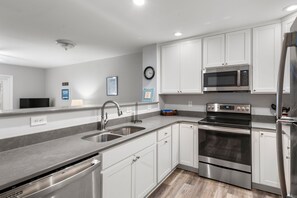 冷蔵庫、電子レンジ、オーブン、コンロ