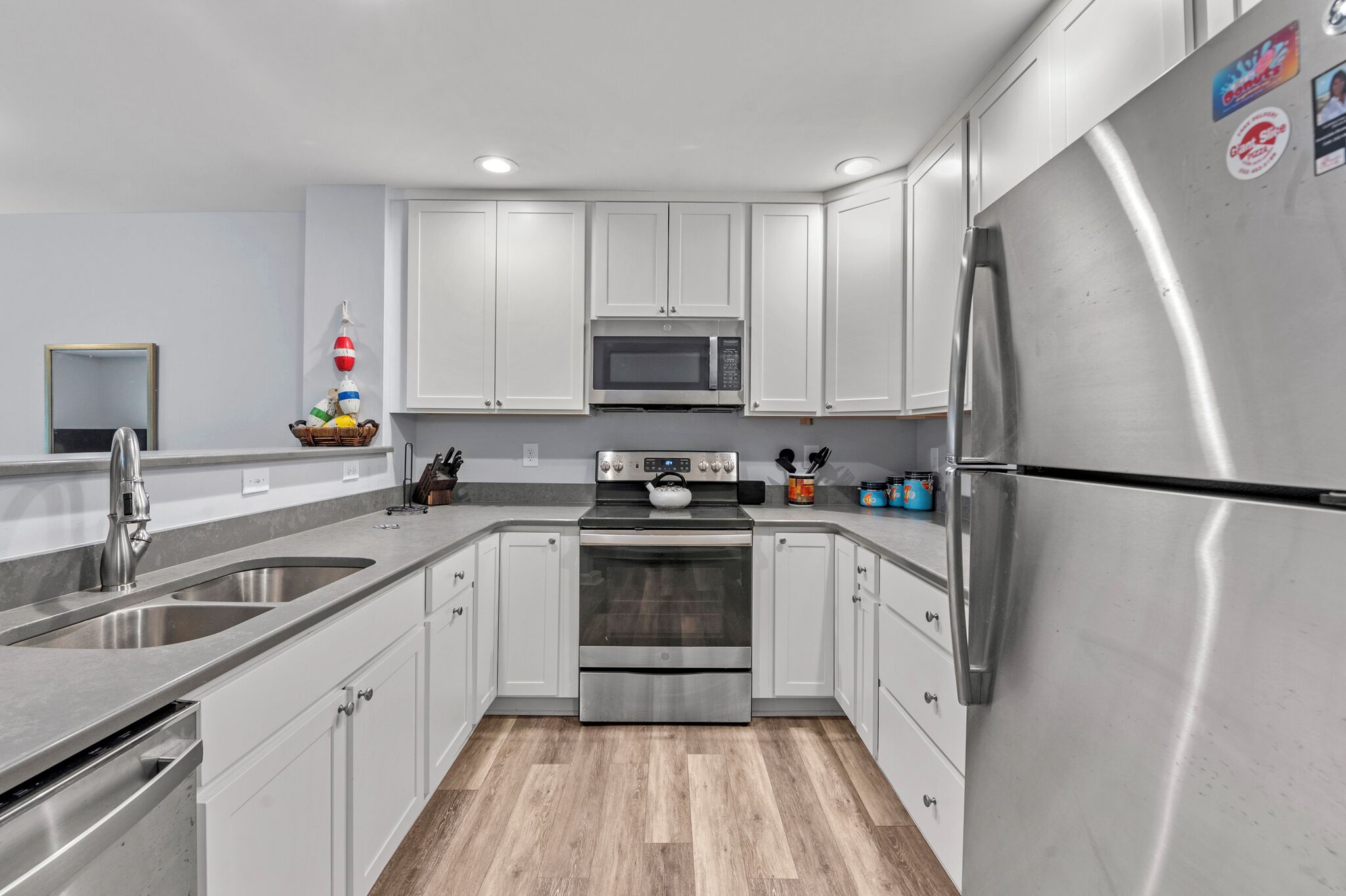 Een koelkast, een microgolfoven, een oven, een kookplaat