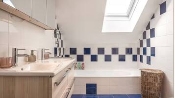 Apartment | Bathroom | Hair dryer, towels