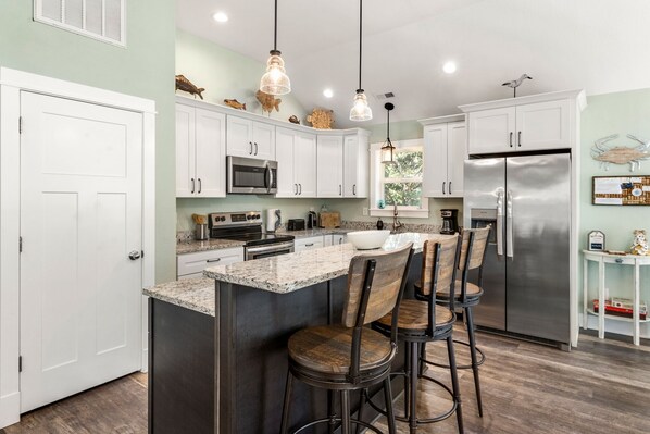 Refrigerador, microondas, horno y parrilla de estufa 