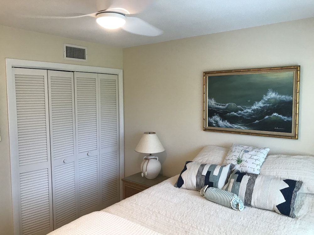 Photo inspiration: Condo Real Estate With Private Pool Access Reference: Beautiful Venice Beach Beachfront Condo With Private Beach Access