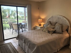 2 bedrooms, desk, iron/ironing board, free WiFi - Beautiful VENICE BEACH beachfront condo with private beach access, balcony, pool (Venice)
