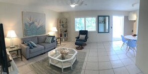 Smart TV, books - Beautiful VENICE BEACH beachfront condo with private beach access, balcony, pool (Venice)