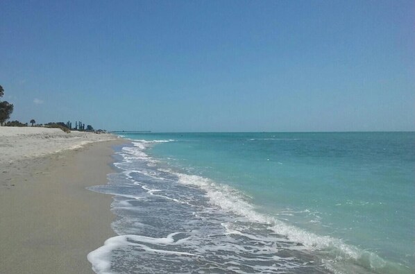 En la playa, camastros y toallas de playa 
