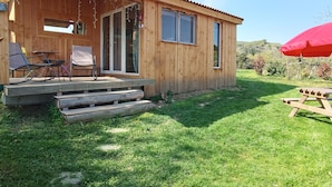 A wooden cabin with a porch, a table, and chairs. - Farm cottage with view of the Vercors 4 pers (Saint-Péray)