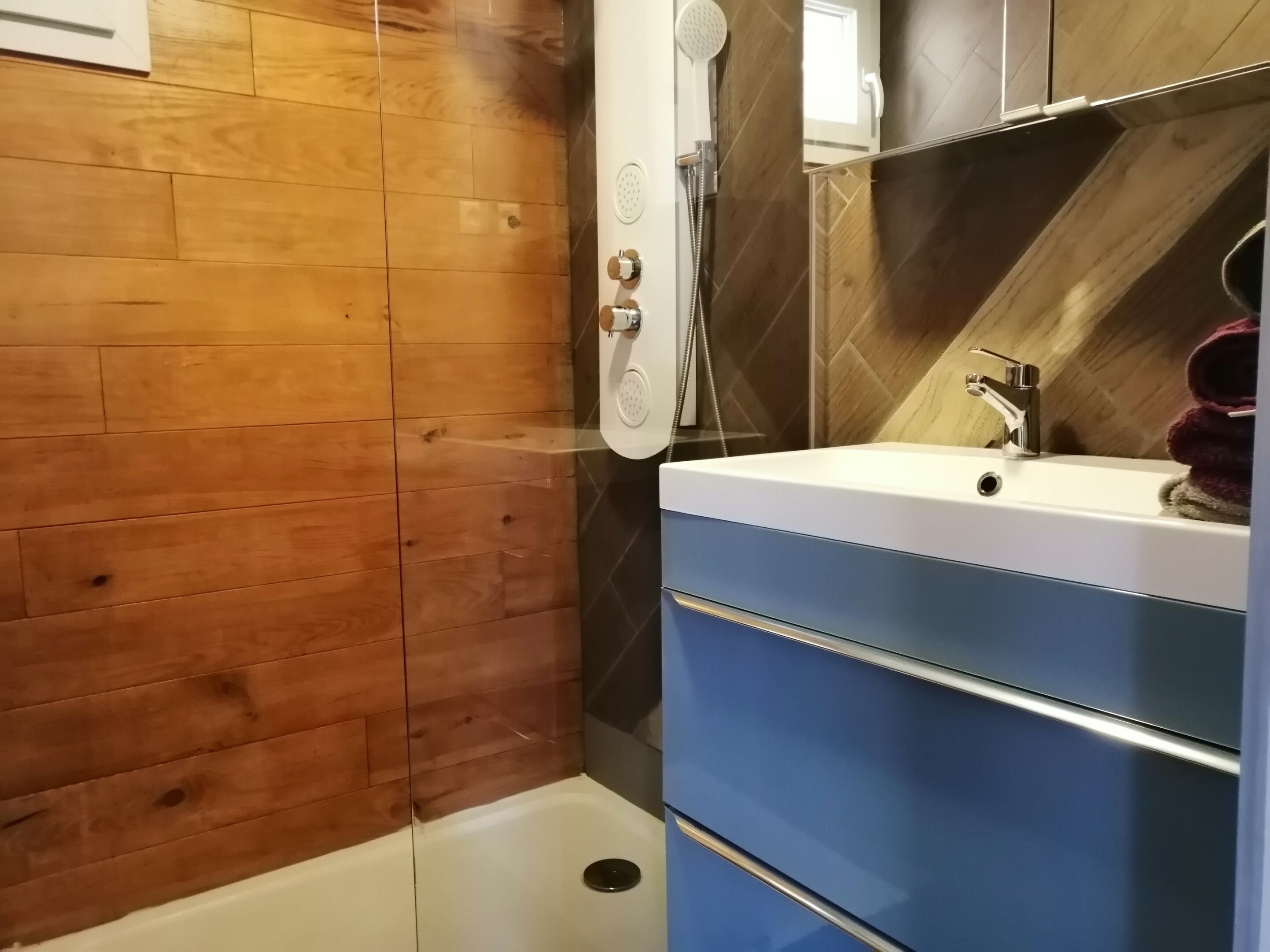 Een douche, een bubbelbad, een haardroger, handdoeken