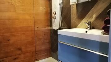 Een douche, een bubbelbad, een haardroger, handdoeken