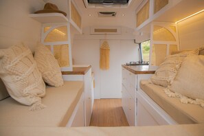 1 bedroom, WiFi, bed sheets - Campervan Bogota Rolling Suite (Bogotá)