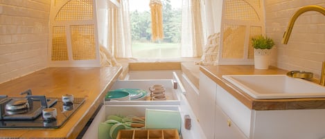 Fridge, dishwasher, coffee/tea maker, electric kettle