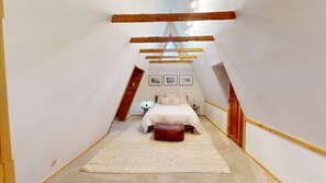 1 bedroom, desk, free WiFi, bed sheets - Ketchum Cottage- Pet Friendly & Walk to Downtown Ketchum (Ketchum)