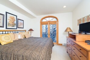 Condo, 4 Bedrooms | 4 bedrooms, iron/ironing board, free WiFi