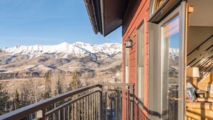 A balcony with a metal railing overlooking a mountainous landscape. - Bear Creek Lodge 412 4 Bedroom Condo by Alpine Lodging Telluride (Telluride)