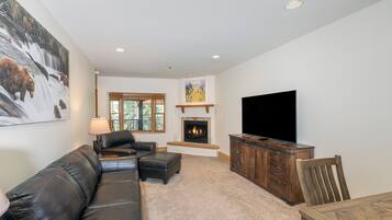 Condo, 2 Bedrooms | Living area