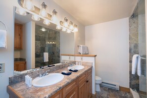 Condo, 2 Bedrooms | Bathroom | Towels, shampoo