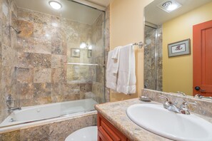 Appartement, 1 slaapkamer | Badkamer | Handdoeken, shampoo