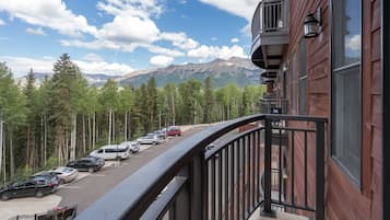 Condo, 2 Bedrooms | Property grounds