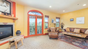 Condo, 2 Bedrooms | Living area