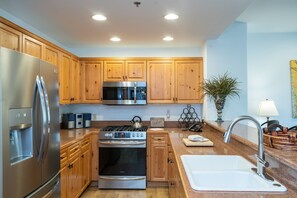 Condo, 3 Bedrooms | Private kitchen | Fridge, oven, coffee/tea maker - Bear Creek Lodge 205 3 Bedroom Condo by Alpine Lodging Telluride (Telluride)