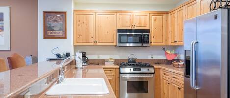 Condo, 1 Bedroom | Private kitchen | Fridge, oven, coffee/tea maker