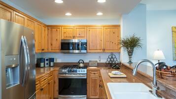 Condo, 1 Bedroom | Private kitchen | Fridge, oven, coffee/tea maker