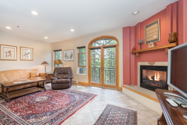 Condo, 3 Bedrooms | Living area