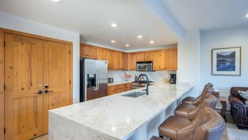 Condo, 1 Bedroom | Private kitchen | Fridge, oven, coffee/tea maker, toaster