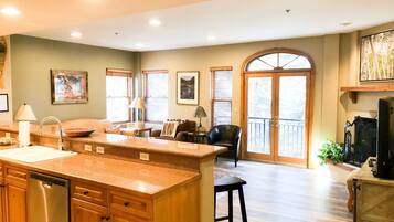 Condo, 1 Bedroom | Private kitchen | Fridge, oven, coffee/tea maker