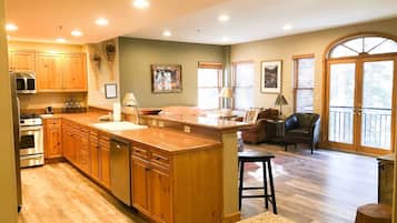 Condo, 1 Bedroom | Private kitchen | Fridge, oven, coffee/tea maker