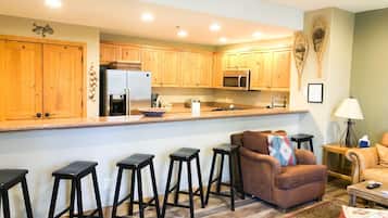 Condo, 1 habitación | Cocina privada | Refrigerador, horno y cafetera y tetera