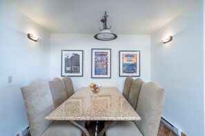 Kondominium, 3 kamar tidur | Tempat makan