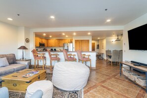 Condo, 3 Bedrooms | Living area
