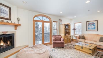 Condo, 2 Bedrooms | Living area