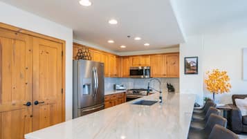 Condo, 1 Bedroom | Private kitchen | Fridge, oven, coffee/tea maker, toaster