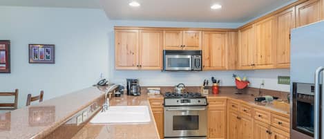 Kondominium, 2 kamar tidur | Dapur pribadi | Lemari es, oven, dan mesin pembuat kopi/teh