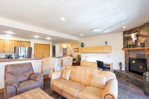Condo, 1 Bedroom | Living area