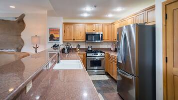 Refrigerador, horno, cafetera/tetera, tostadora